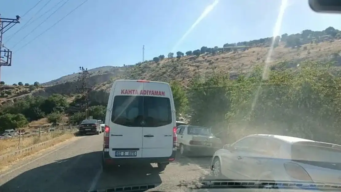 Piknikçilerin hatalı parkı yolu trafiğe kapattı