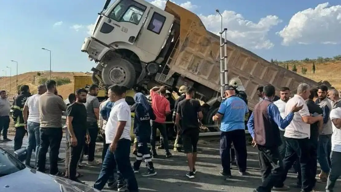 Gaziantep'te tır ve kamyon çarpıştı: 1 ölü, 2 yaralı
