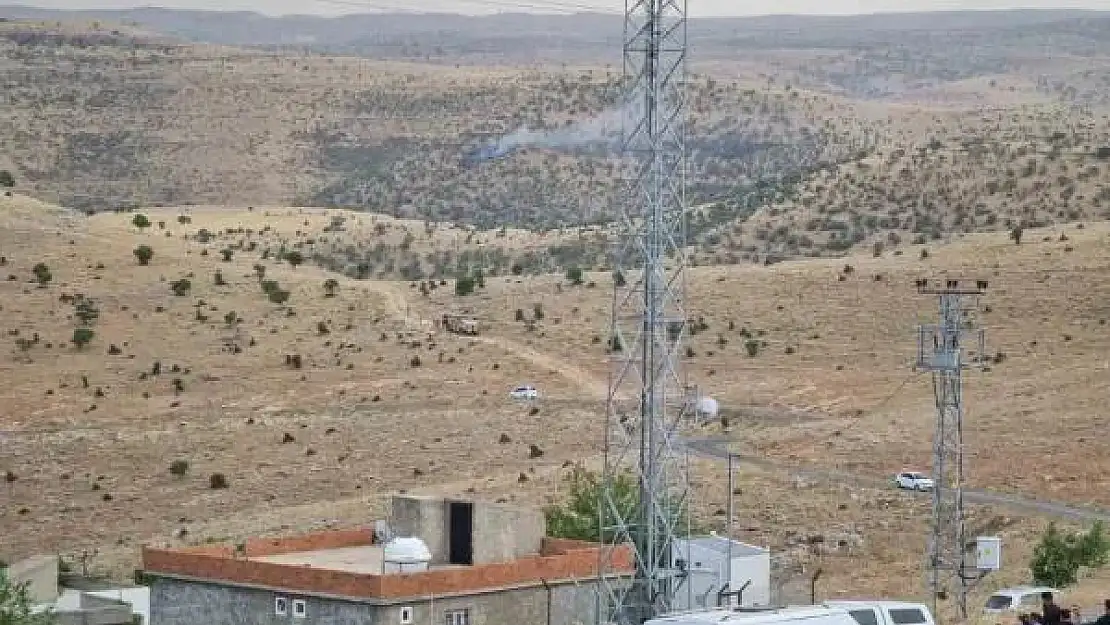 Yıldırım düşmesi sonucu çıkan yangına müdahale devam ediyor
