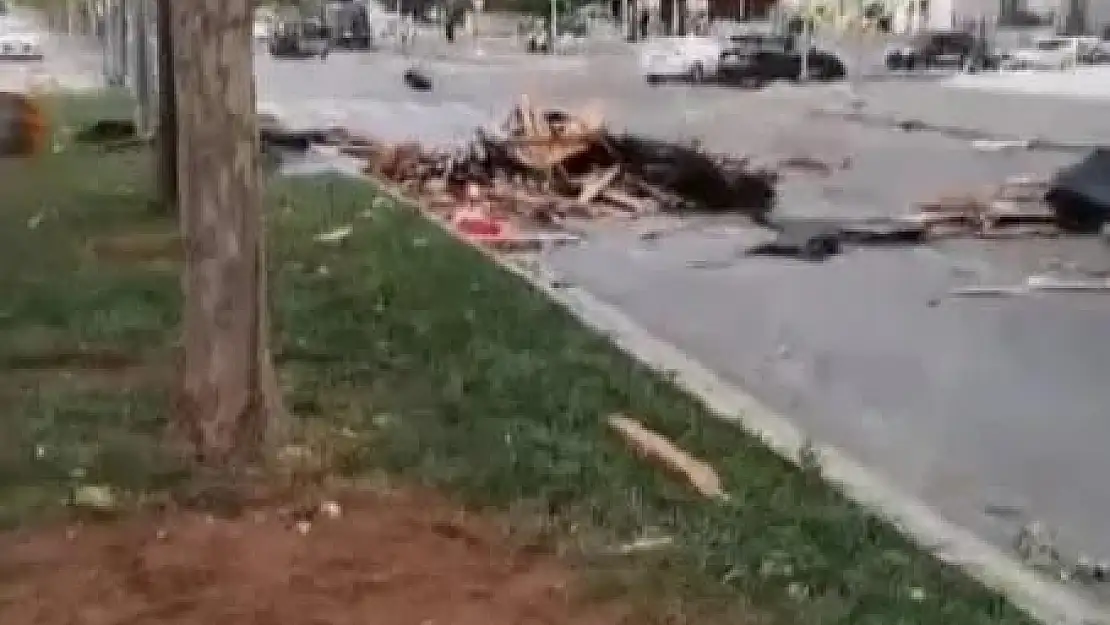 Gaziantep'te şiddetli rüzgar çatıları uçurdu, ağaçları kökünden söktü
