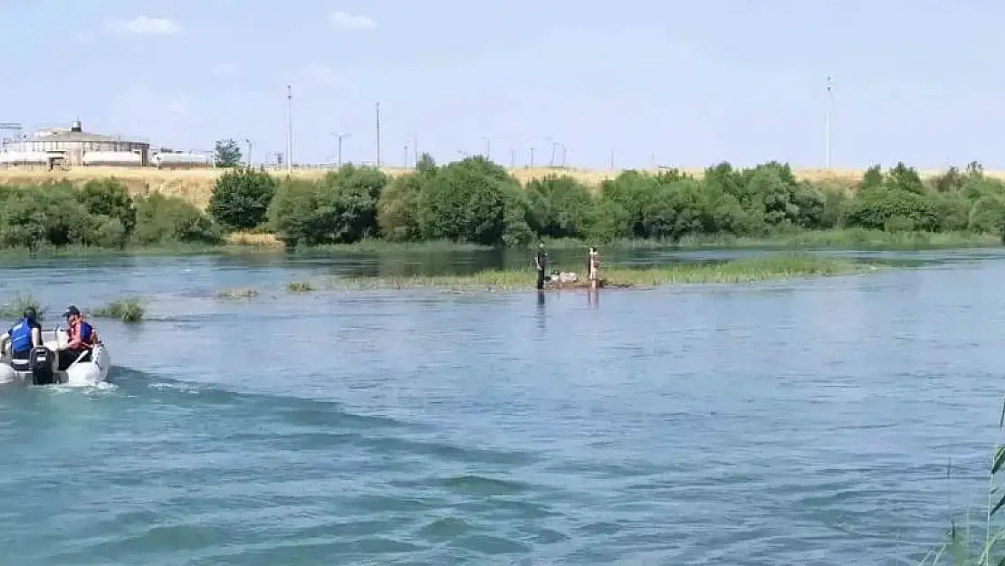 Dicle Nehri'ndeki adacıkta mahsur kalan aile kurtarıldı
