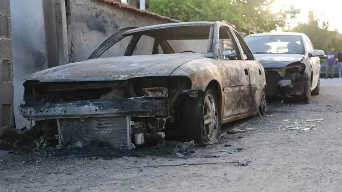 Evin önündeki iki aracı ateşe verdiler