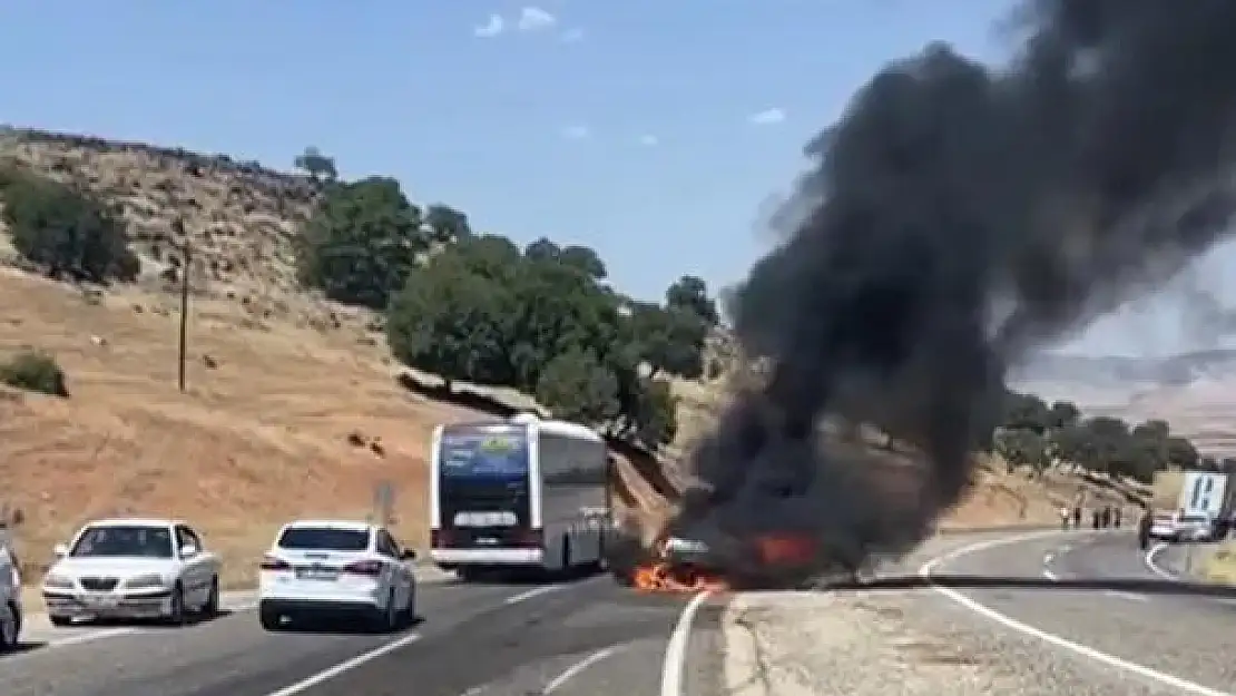 Tıra çarpan otomobil alev aldı: 1 yaralı
