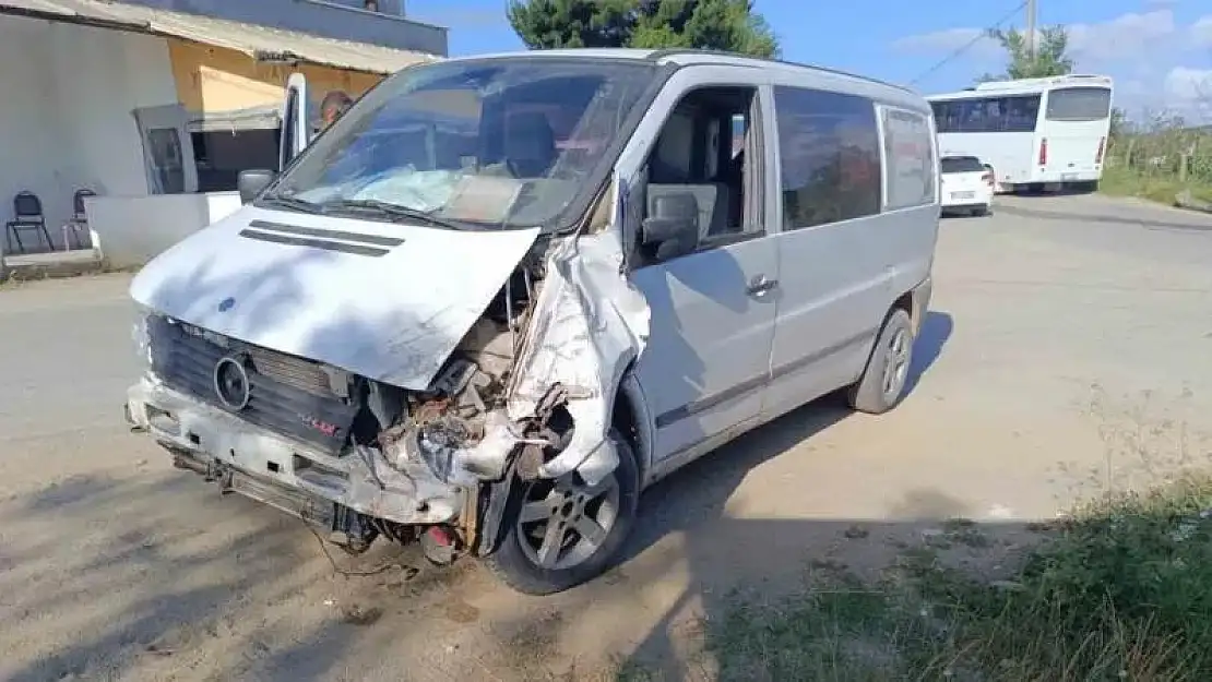 Servis midibüsü ile panelvan araç çarpıştı: 3 yaralı