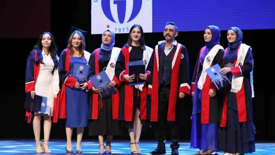 GAÜN Nizip Eğitim Fakültesi öğrencilerinin diploma sevinci
