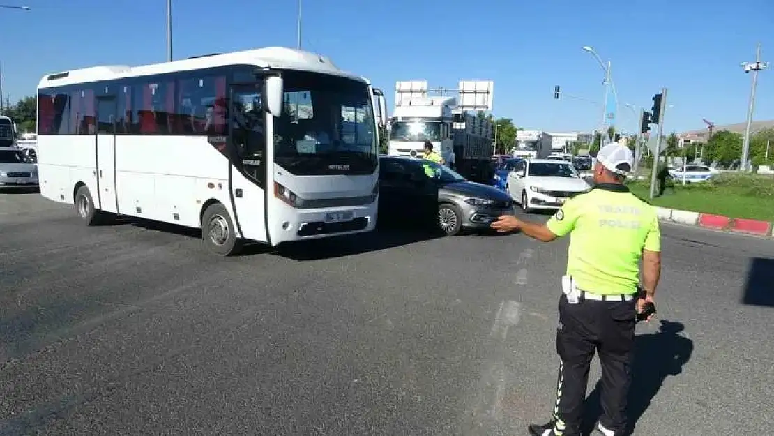 Malatya'da trafiği felç eden kaza: 3 yaralı
