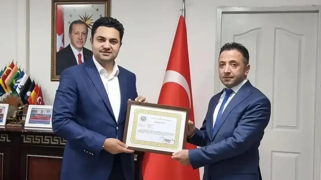 Kaymakam Seyhan'dan başarılı müdüre başarı belgesi