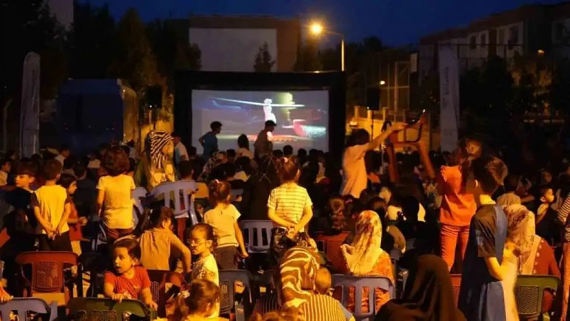 Adıyamanlı çocuklar açık hava sinemasını çok sevdi