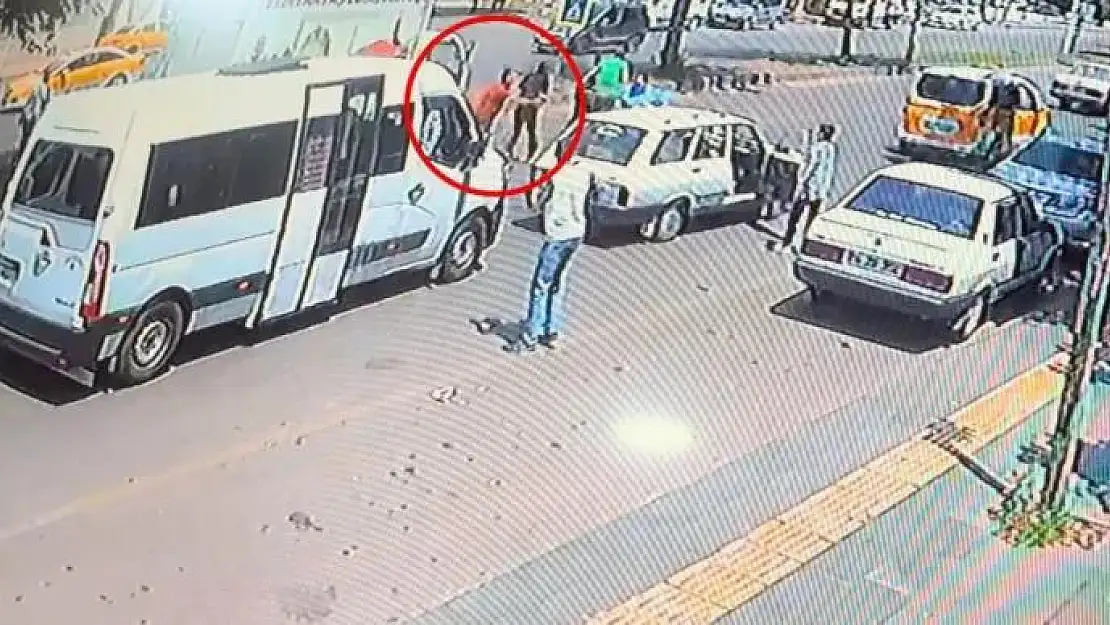 Trafikte husumetli şahısların silahlı kavgası güvenlik kamerasına yansıdı: 1 yaralı
