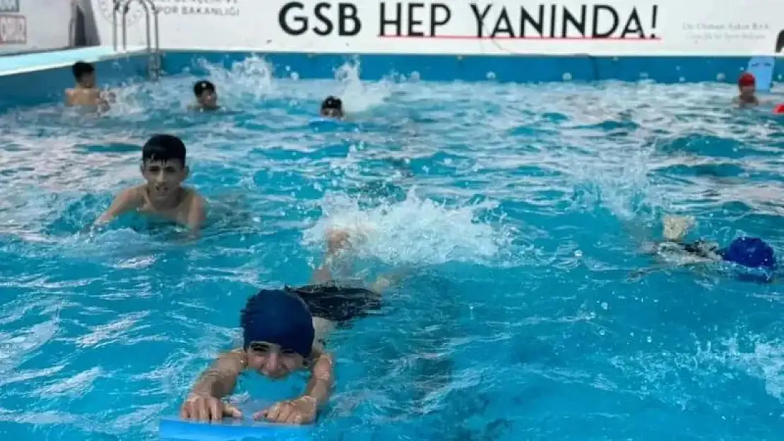 Haydi, çocuklar, yüzmeyi GSB spor okullarında öğrenin