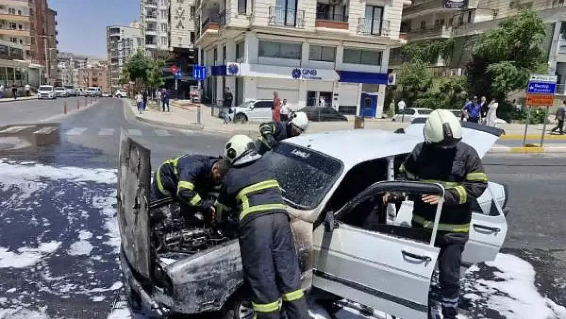 Mardin'de seyir halindeki otomobil yandı
