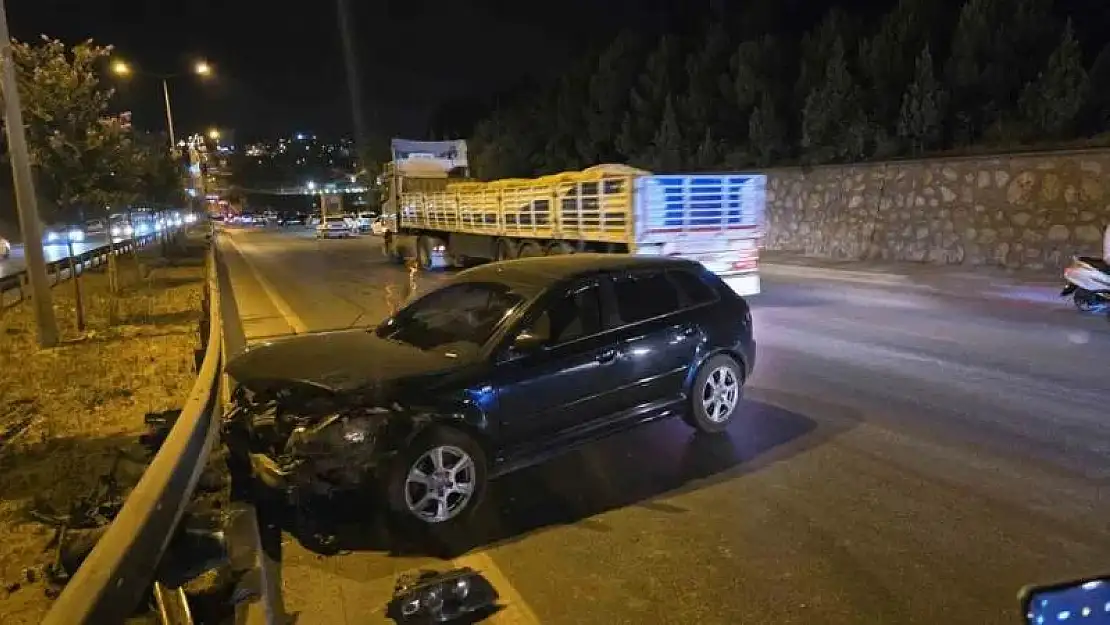 Adıyaman'da trafik kazası: Otomobil bariyerlere çarparak durabildi