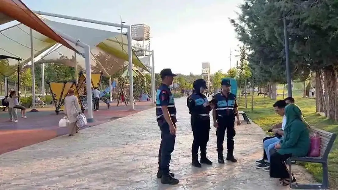 Gaziantep'te Jandarma yaya devriyesi görev başında
