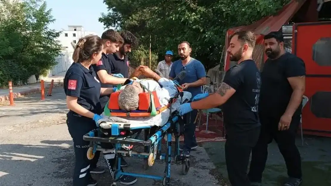 İki otomobil ve yolcu otobüsü çarpıştı: 3 yaralı