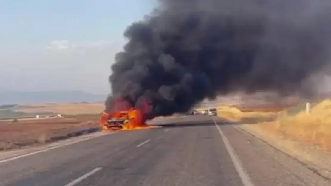 Adıyaman'da Seyir halindeki otomobil cayır cayır yandı