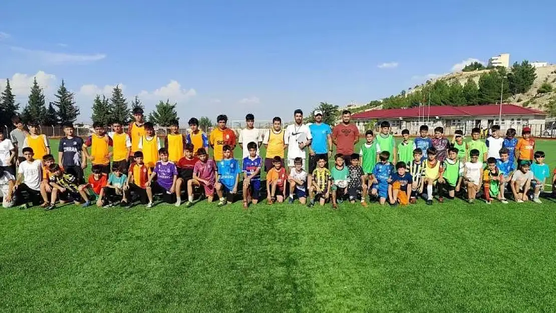 Besni'de ücretsiz futbol kursları başladı