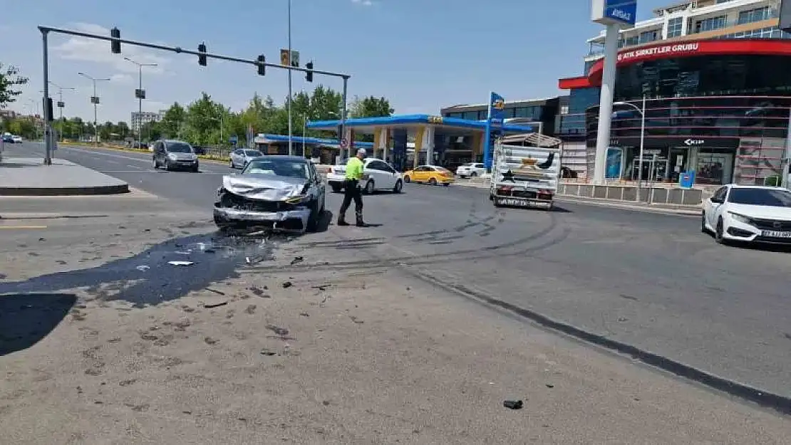 Diyarbakır'da iki otomobil çarpıştı: 2 hafif yaralı
