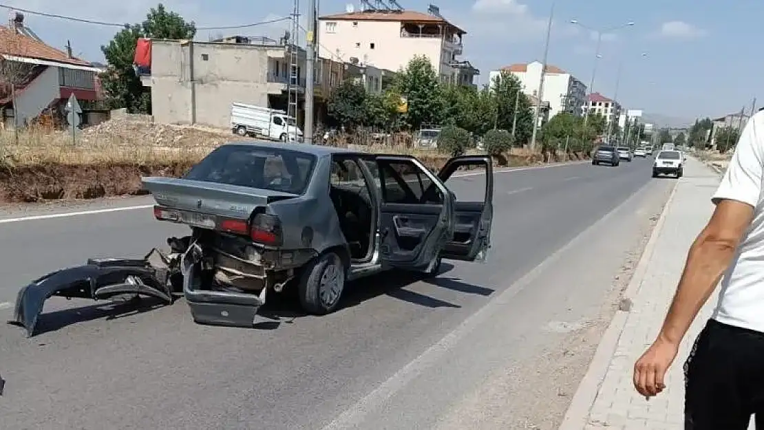 Gölbaşı'nda iki otomobil çarpıştı: 2 Yaralı