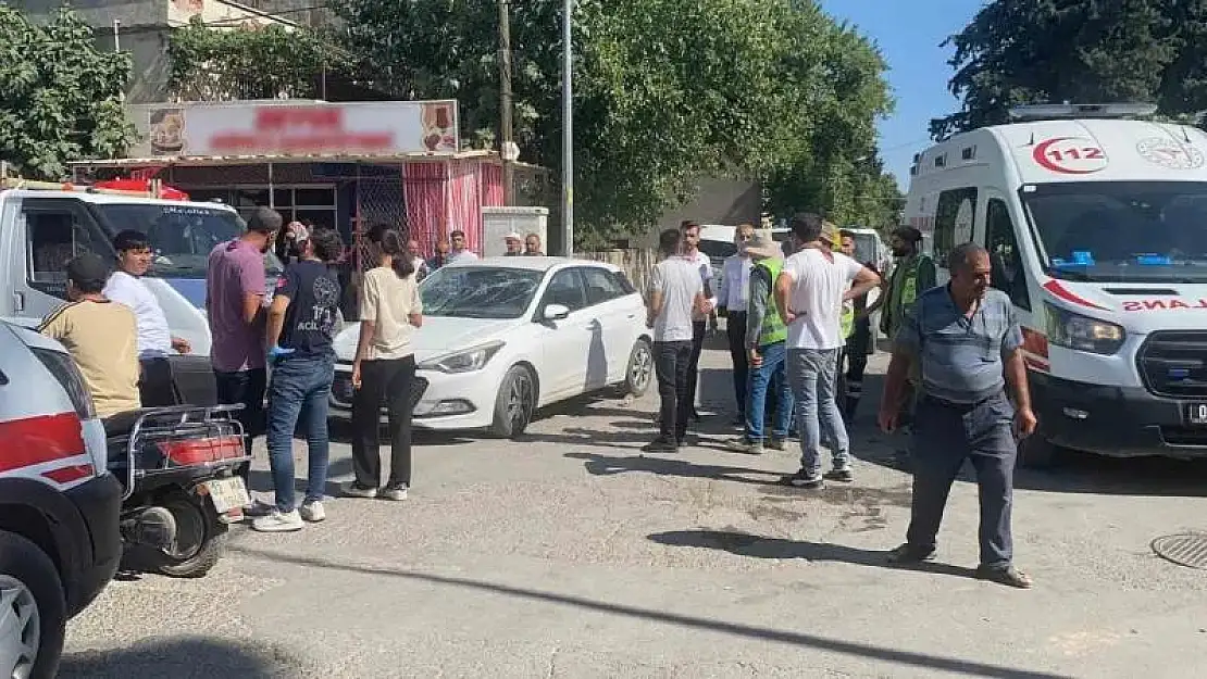 Kamyonet kasasından otomobilin üzerine uçtular: 2 yaralı