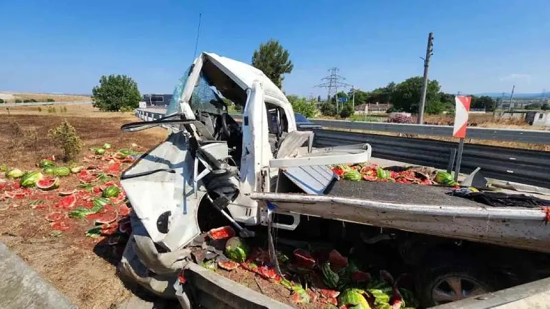 Karpuz yüklü kamyonet refüje çarptı: Ortalık savaş alanına döndü