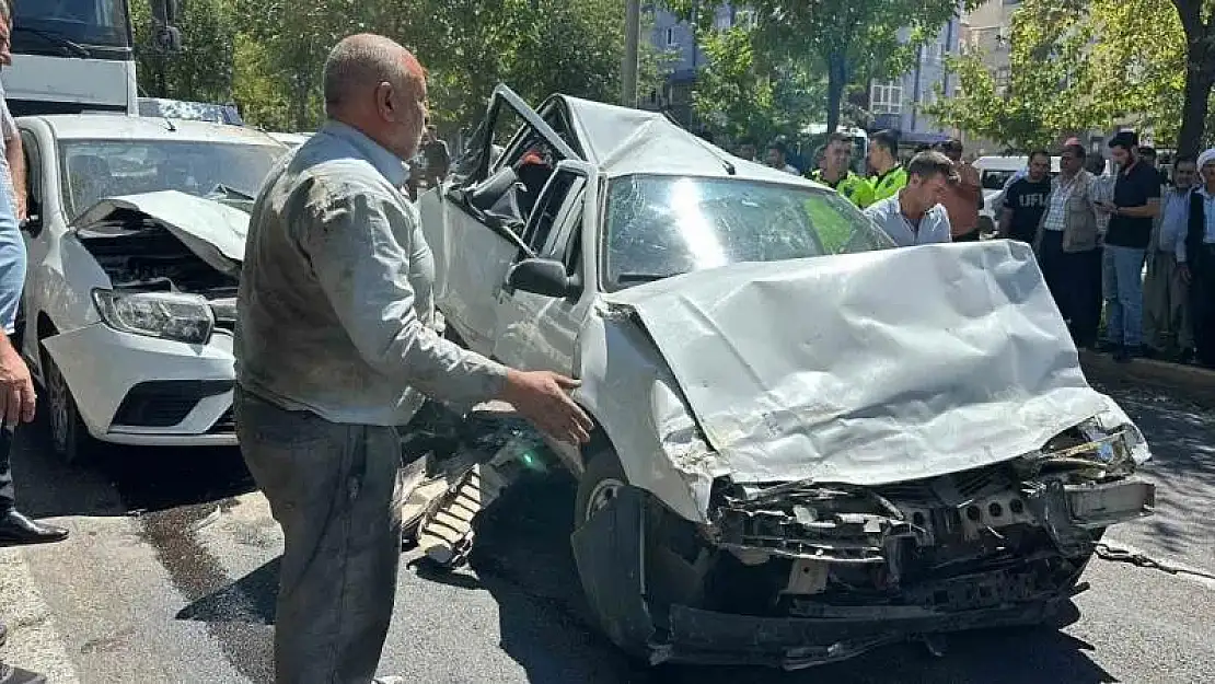 Şanlıurfa'da kırmızı ışıkta bekleyen araçlara tır çarptı: 3 yaralı