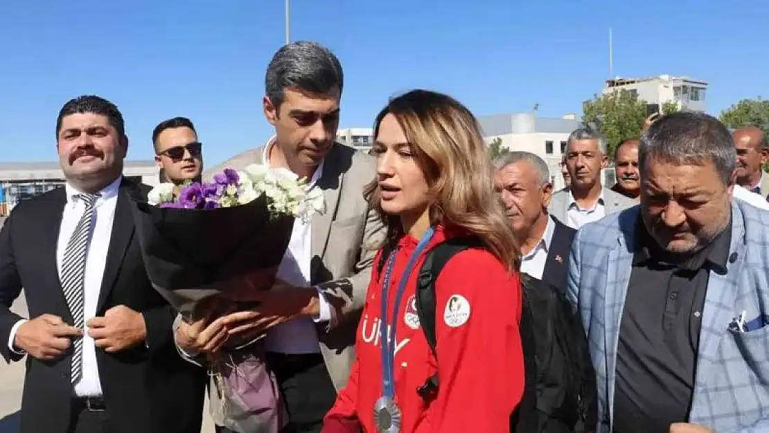 Paris Olimpiyatları'ndan başarı ile dönen milli boksör Hatice Akbaş'a coşkulu karşılama