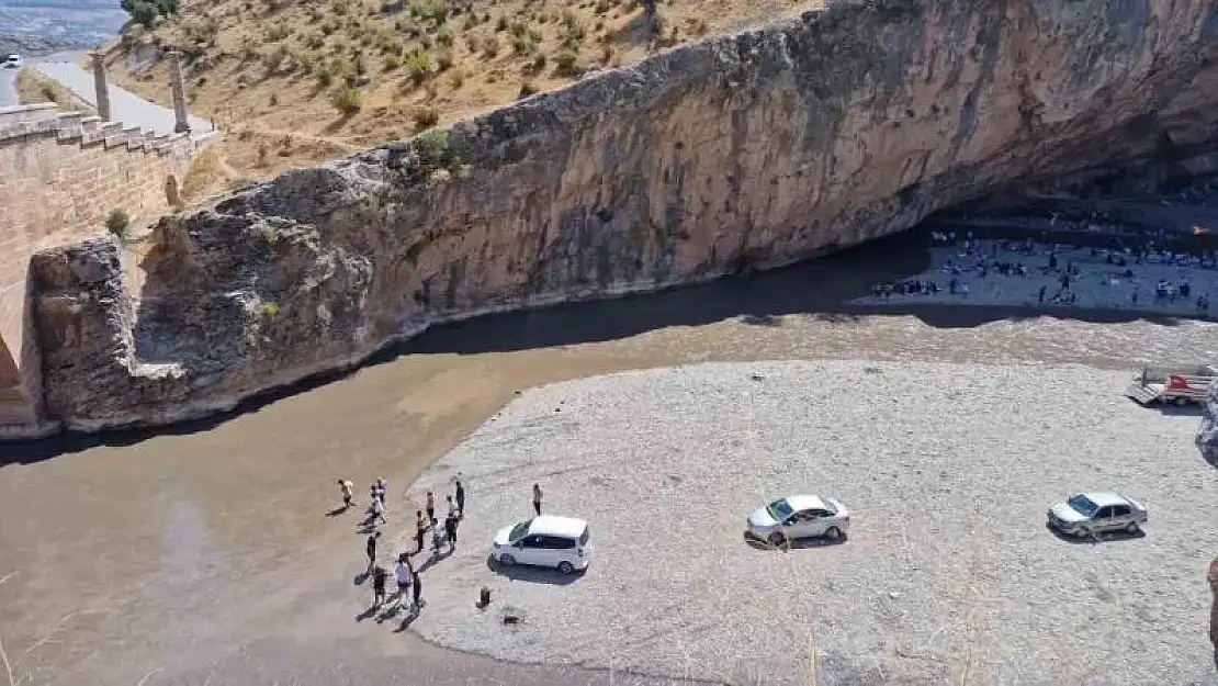 Açılan HES kapakları piknikçileri mahsur bıraktı