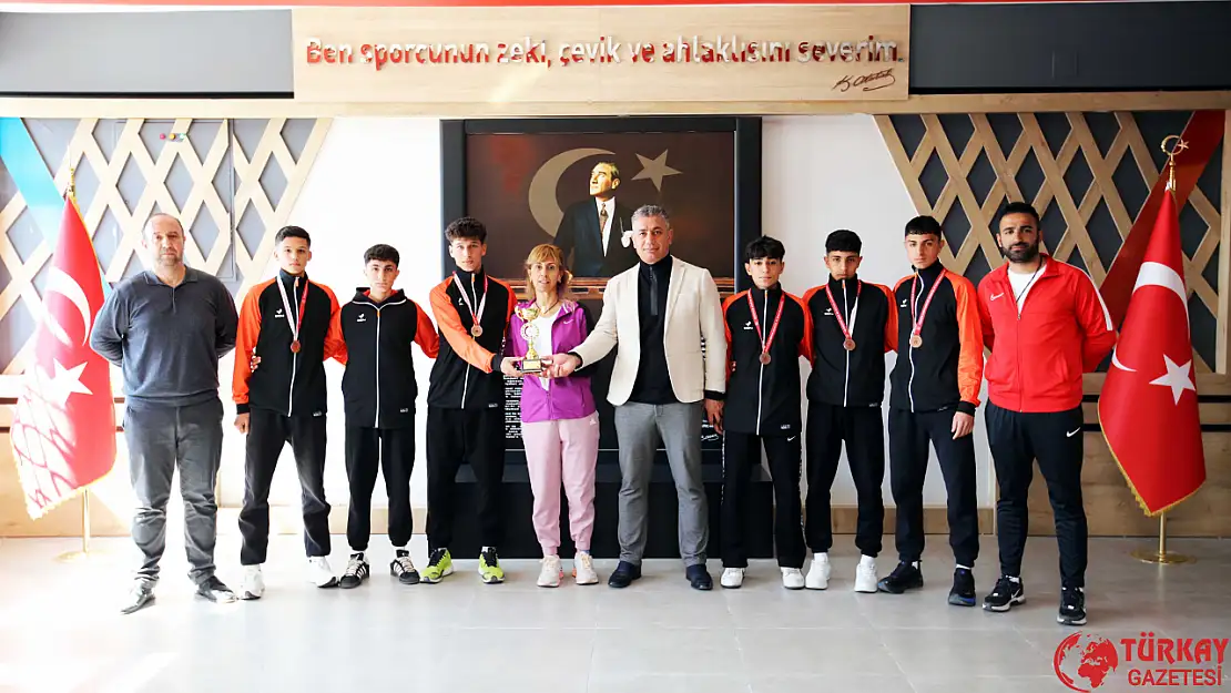 Adil Sani Konukoğlu Spor lisesi atletizm erkek takımı Türkiye üçüncüsü oldu