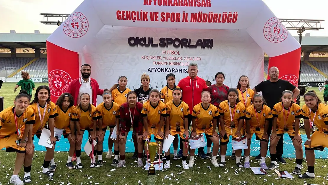 Adil Sani Konukoğlu spor lisesi kadın ve erkek futbol takımlarından Türkiye derecesi