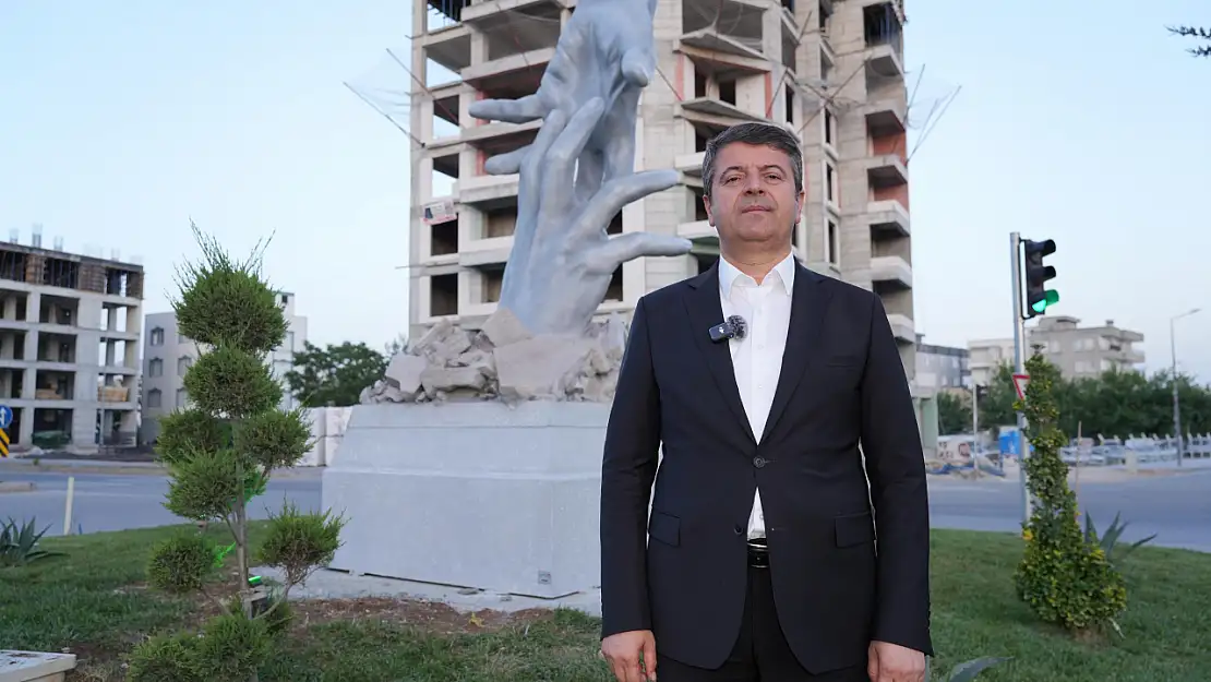 Adıyaman Belediyesi, 6 Şubat'taki yardımlaşmayı 'Dayanışma Eli Anıtı' ile ölümsüzleştirdi