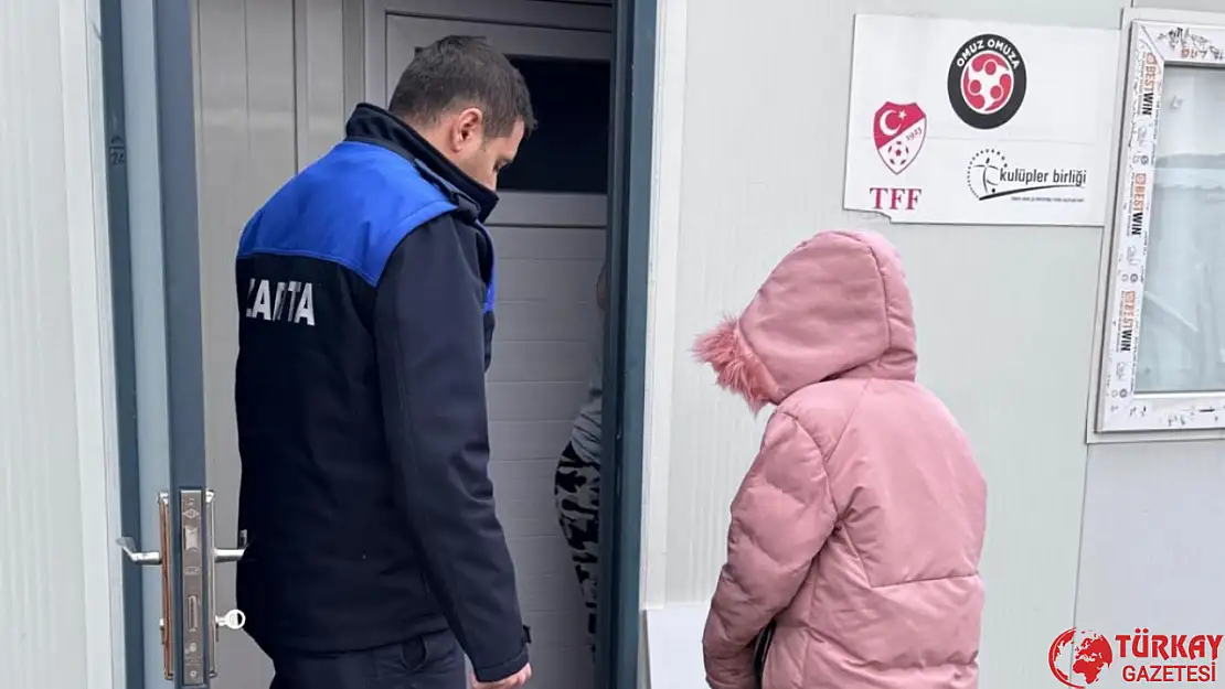 Adıyaman Belediyesi zabıta ekipleri, dilendirilen çocukları ailelerine teslim etti