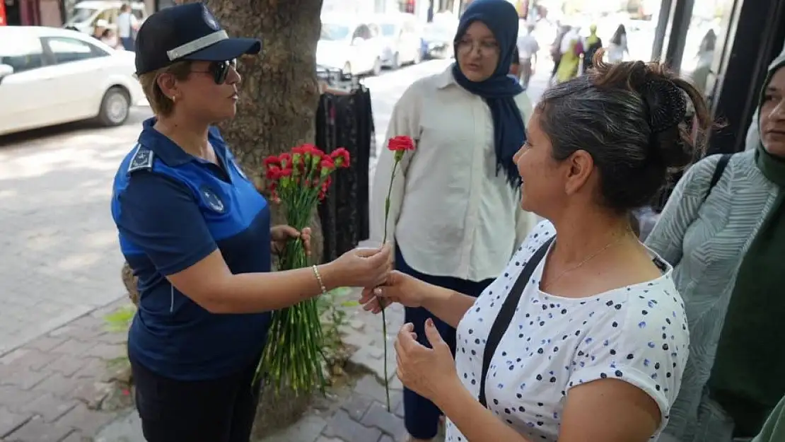 Adıyaman Belediyesi zabıtası esnafa kırmızı karanfil dağıttı