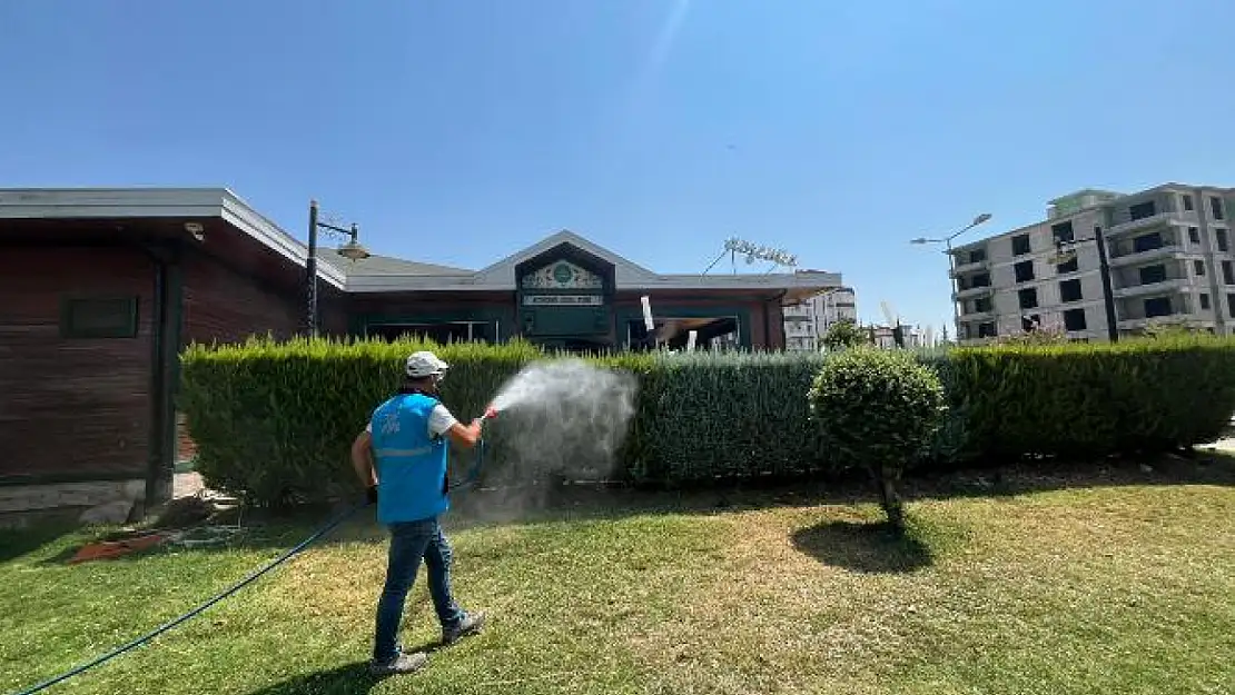 Adıyaman Belediyesinden kent merkezindeki park ve bahçelere ilaçlama çalışması