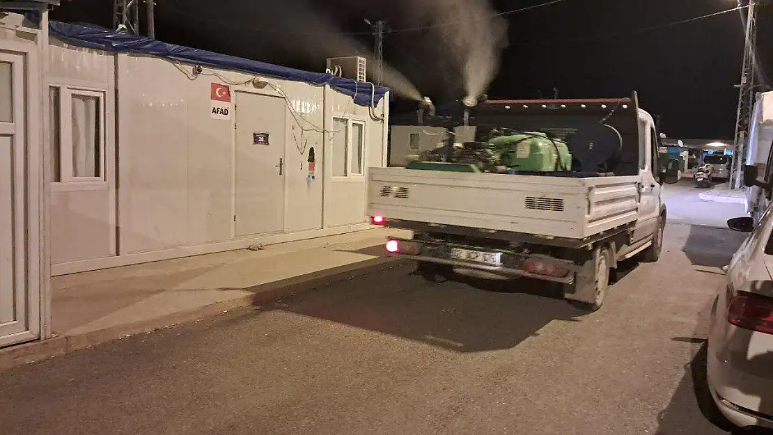 Adıyaman Belediyesinden sinek ve haşereye karşı gece mesaisi