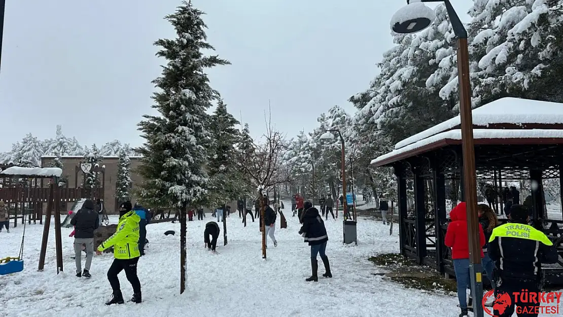 Adıyaman Besni'de polis ekipleri vatandaşla kartopu oynadı