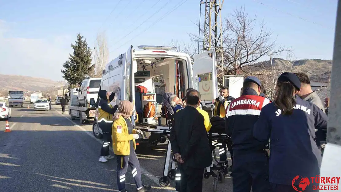 Adıyaman'da 16 yaşındaki çocuğun kullandığı araç trafoya çarptı: 3 yaralı