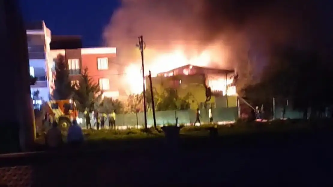 Adıyaman'da 2 katlı ev alev alev yandı