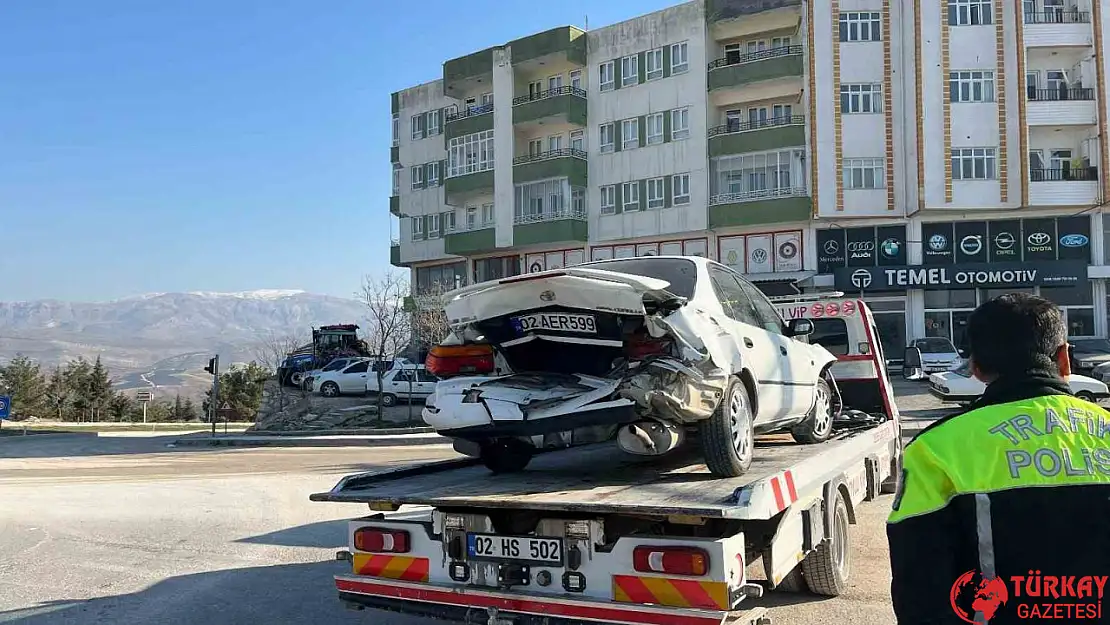 Adıyaman'da 2 otomobil çarpıştı: 2 yaralı