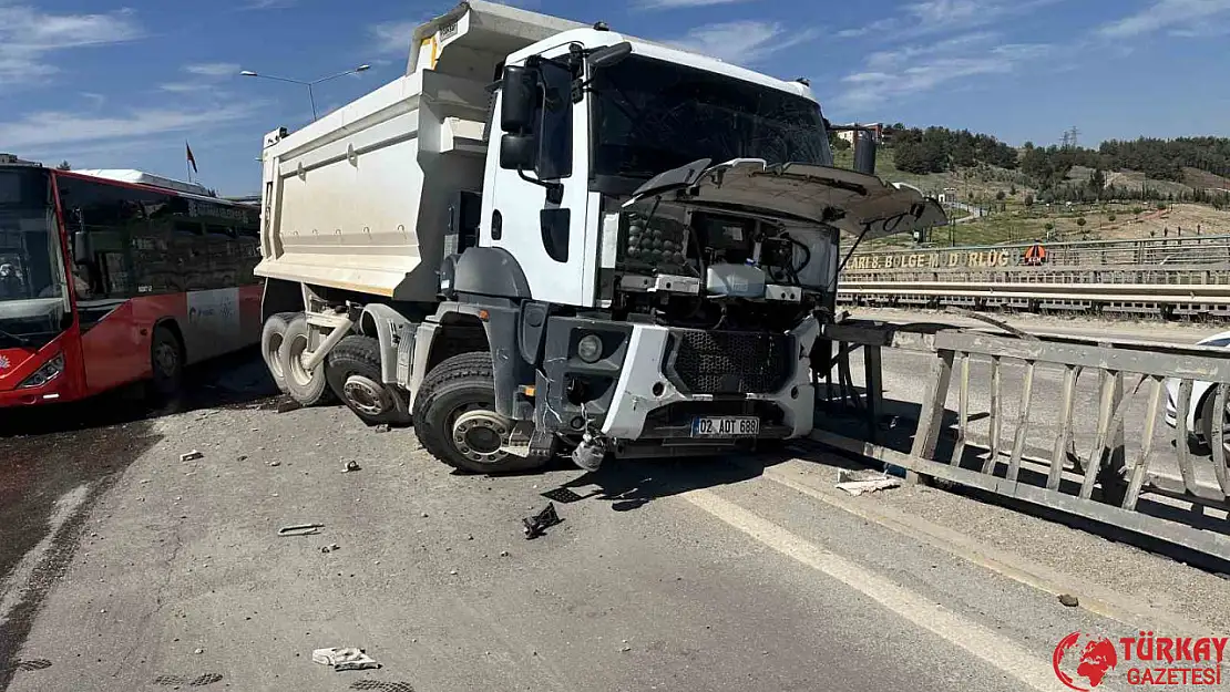 Adıyaman'da 3 aracın karıştığı zincirleme trafik kazası