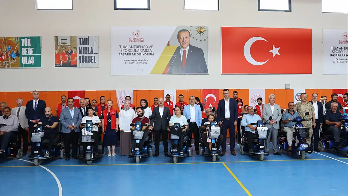 Adıyaman'da 41 akülü sandalye depremzede vatandaşlara teslim edildi