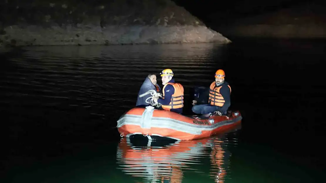 Adıyaman'da barajda alabora olan balıkçı teknesinden 2 kişi kurtarıldı