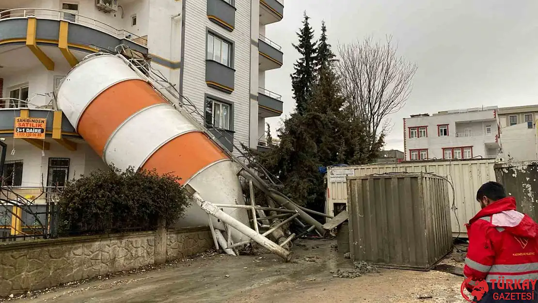 Adıyaman'da beton silosu devrildi