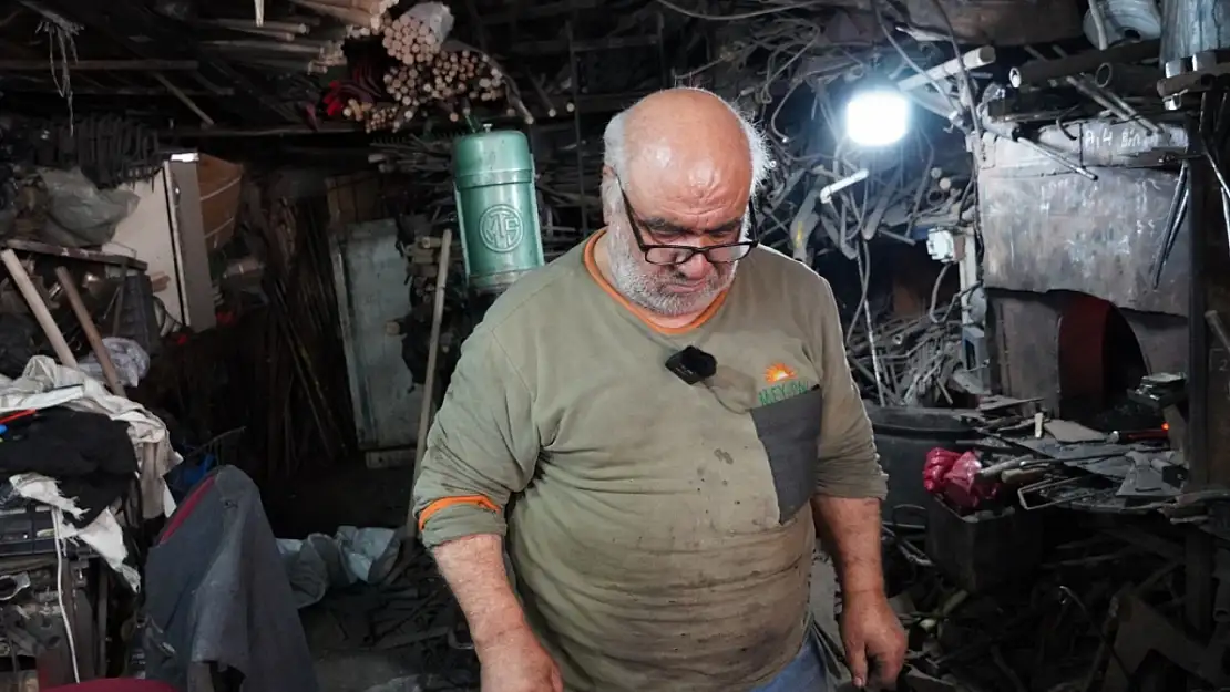 Adıyaman'da demirci ustasından doğal şifa! Ağaç fosilinden doğal yakı