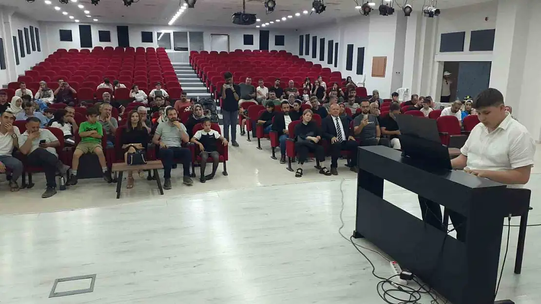 Adıyaman'da genç piyanistler hünerlerini sergiledi