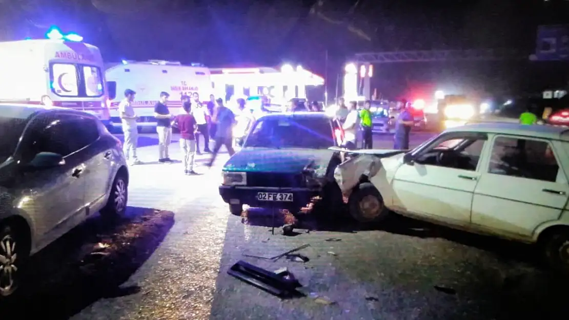 Adıyaman'da, iki otomobil çarpıştı: 5 yaralı