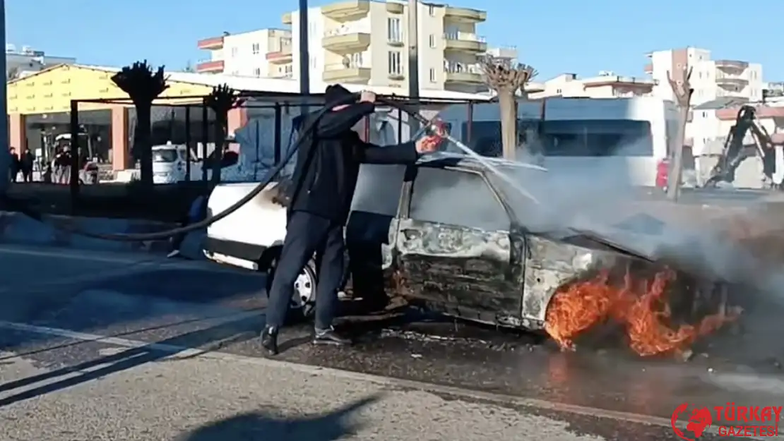 Adıyaman'da Kahta'da alevlere teslim olan otomobil küle döndü