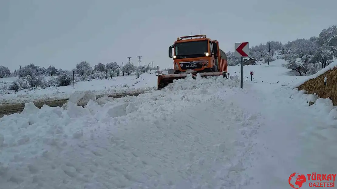 Adıyaman'da kar köy yollarını kapattı