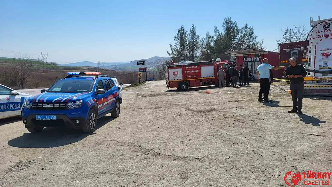 Adıyaman'da kum yüklü kamyon 2 tıra çarptı: 1 ölü, 1 yaralı