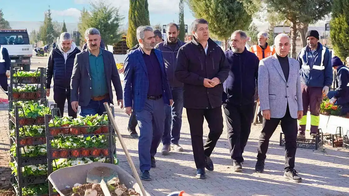 Adıyaman'da mezarlıkta bakım çalışması yapılıyor