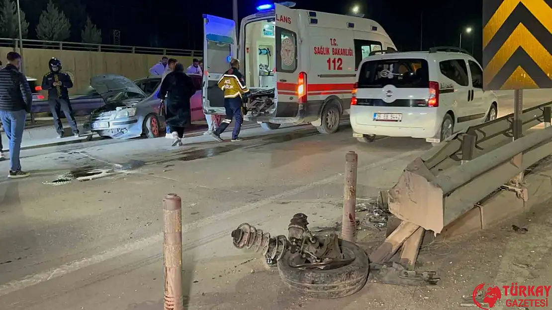 Adıyaman'da otomobil bariyerlere çarptı: 2 yaralı